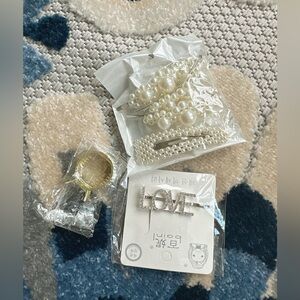 3 hair accessories new and like new.